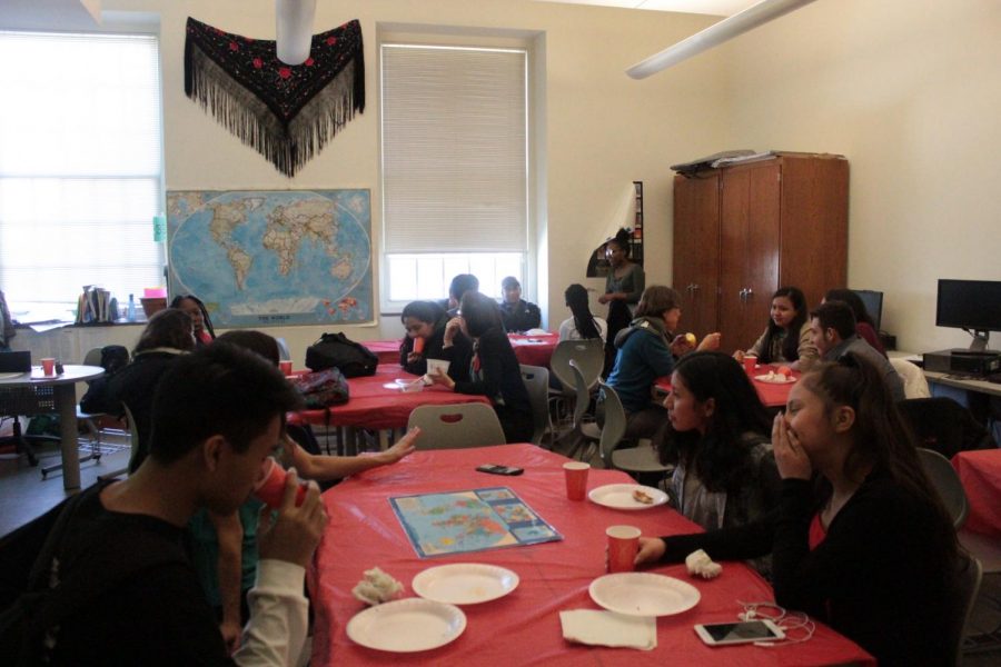 CAFETEROS BILINGÜES- Café Bilingüe se reúne cada miércoles durante STEP, donde estudiantes pueden comer, hablar, y descansar. El club se enfoca en crear un ambiente positivo en donde se puede crear nuevos amigos. 