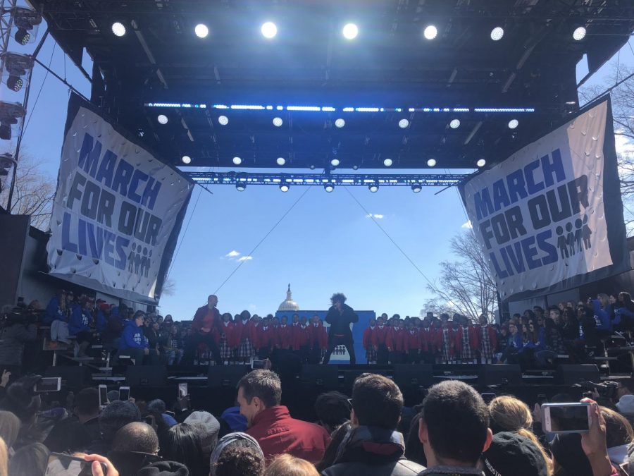 JÓVENES JUZGADOS- Algunos estudiantes de Marjory Stoneman Douglas High School en Parkland, Florida se han convertido en activistas después del tiroteo en su escuela. Han recibido crítica de individuos derechistas.