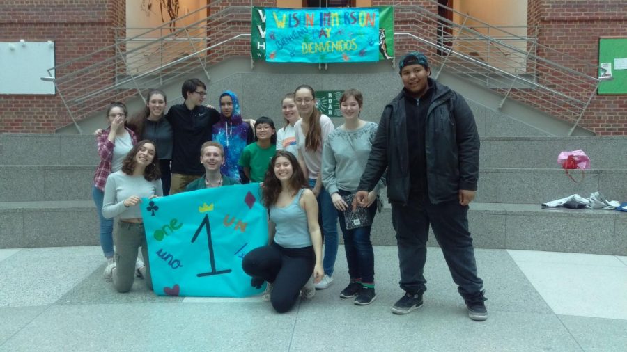 TOMANDO UN  DÍA DE DESCANSO: los ganadores de la competencia de baile del Día de Inmersión del año pasado posan para la cámara en el atrio. El evento fue cancelado este año debido a la falta de estudiantes de AP para dirigirlo.