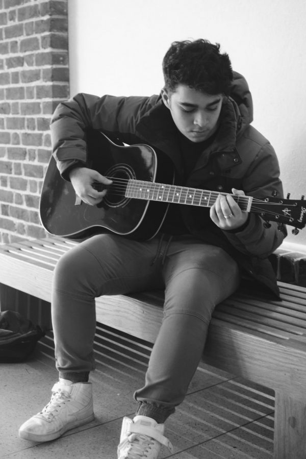 ESTUDIANTE TALENTOSO-Senior Benjamin Molero tocando la guitarra. Molero hace de la música un estilo de vida. 