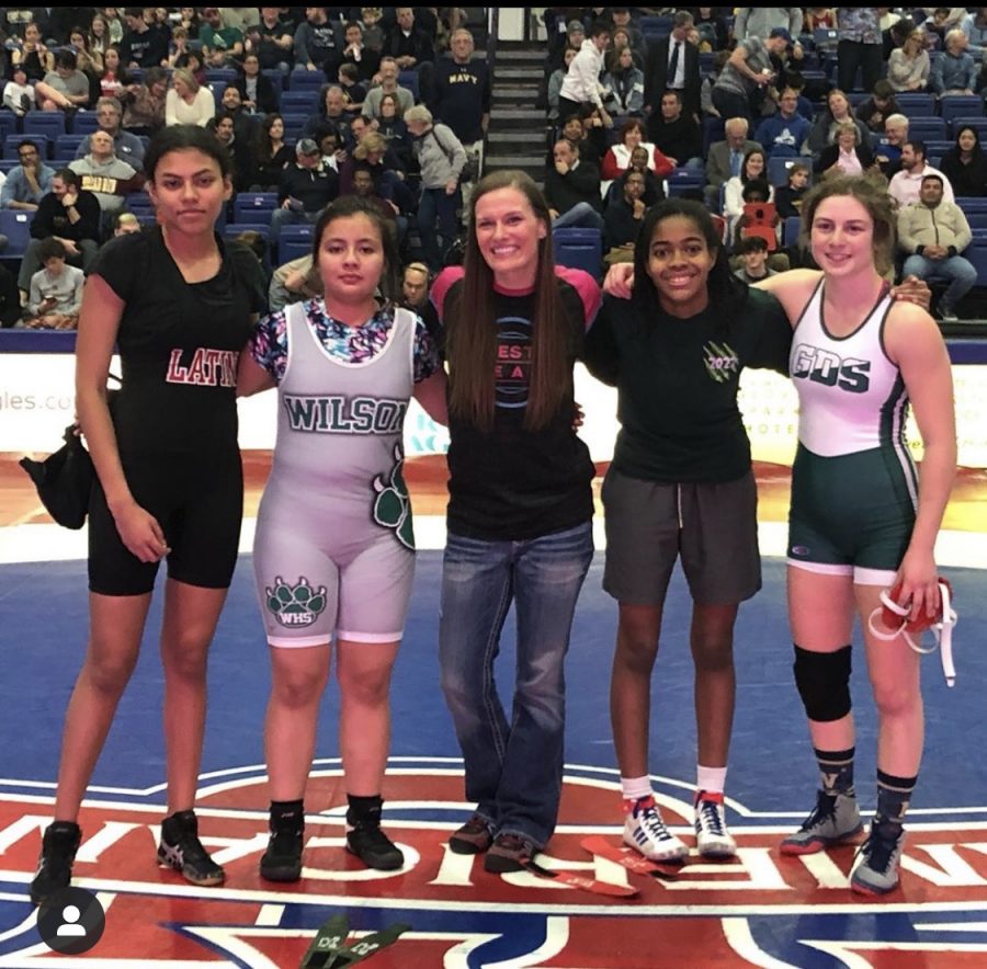 PELEA COMO UNA CHICA- las estudiantes, Maritza Benítez y Taylor Lewis-Richardson,  demuestran su esfuerzo y dedicación participando del equipo de wrestling.