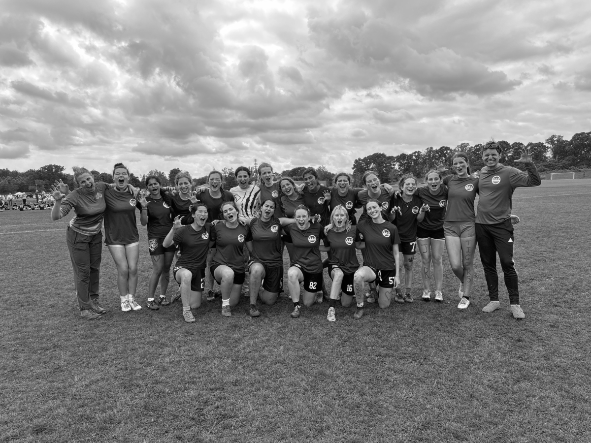 TIGRES ATIENDEN UN TORNEO! - Equipo de mujers de ultimate frisbee en un torneo en Virginia.